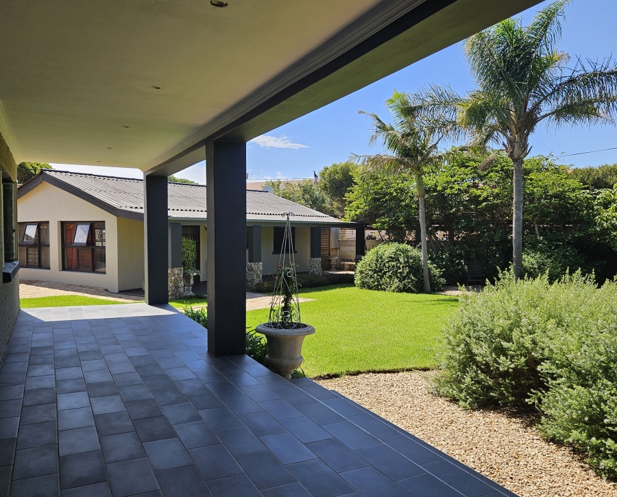 9 Bedroom Property for Sale in Wavecrest Eastern Cape